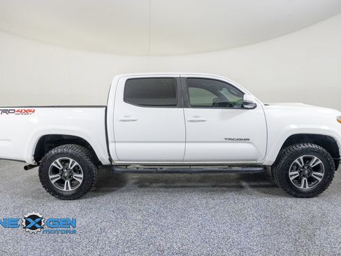 Used 2019 Toyota Tacoma TRD Sport AWD/4WD image 8