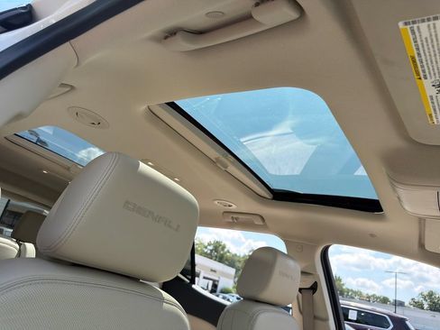 Used 2021 GMC Acadia Denali w/ Denali Technology Package FWD image 10