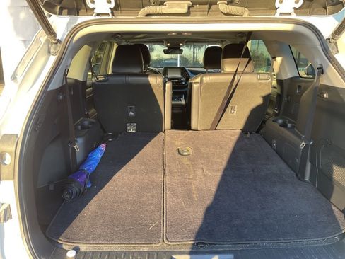Used 2022 Toyota Highlander XLE image 6