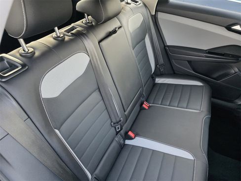 Used 2022 Volkswagen Taos SEL w/ Panoramic Sunroof Package image 30