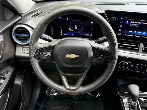 Certified 2025 Chevrolet Trax LT FWD image 14