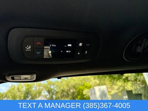 Used 2025 Chrysler Pacifica Limited FWD image 17