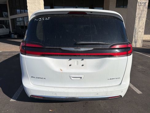 Used 2023 Chrysler Pacifica Limited image 3