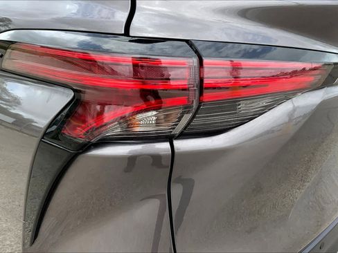 Used 2021 Toyota Sienna XLE image 28