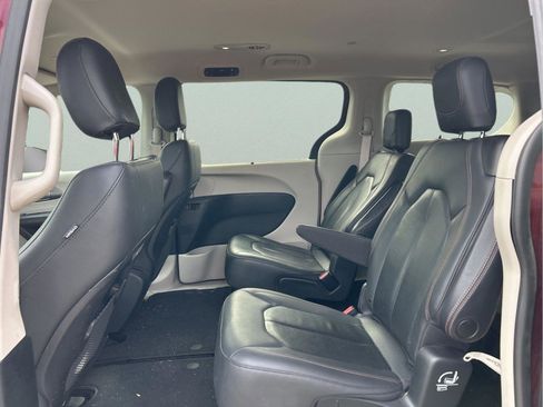 Certified 2020 Chrysler Pacifica Touring-L w/ Premium Audio Group image 27