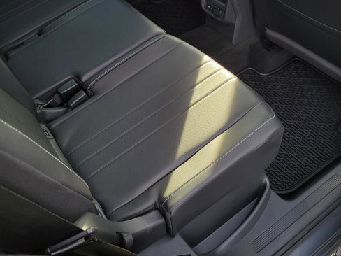 Used 2022 Volkswagen Tiguan SE image 43