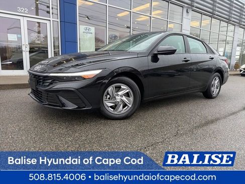 Used 2025 Hyundai Elantra SE image 1