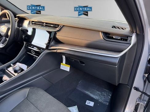 New 2026 Jeep Grand Cherokee Altitude image 12