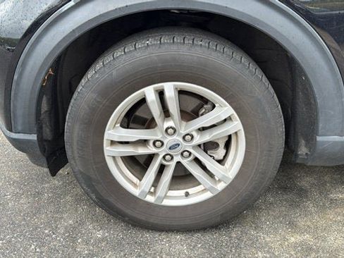 Used 2022 Ford Explorer XLT w/ Equipment Group 202A AWD/4WD image 11