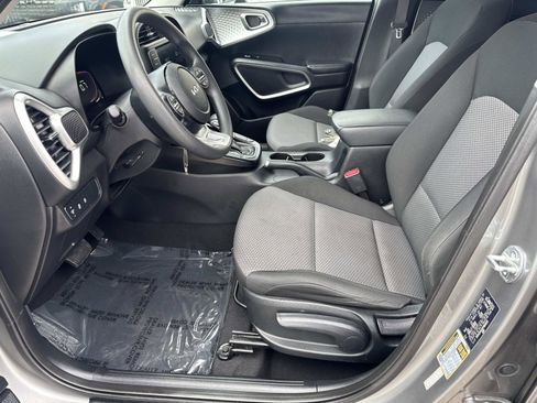 Used 2023 Kia Soul LX FWD image 13