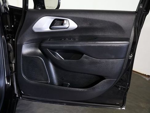 Used 2025 Chrysler Pacifica Limited FWD image 33