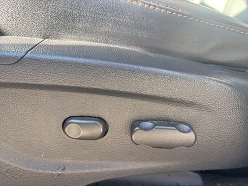 Used 2022 Chevrolet Trax LT w/ LT Convenience Package image 12