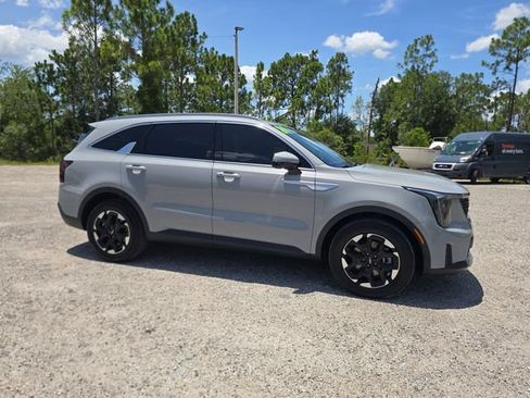 Used 2024 Kia Sorento S FWD image 2