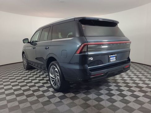 Used 2025 Lincoln Navigator Reserve AWD/4WD image 5