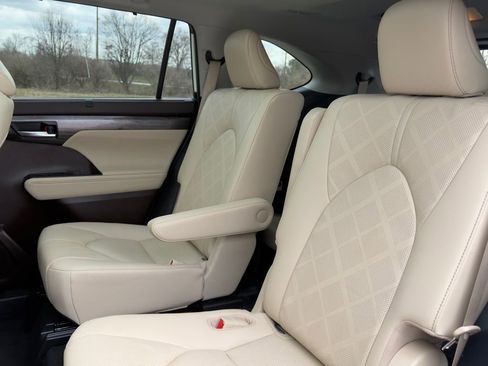 Used 2021 Toyota Highlander Platinum AWD/4WD image 27