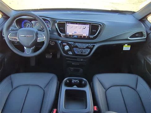 New 2026 Chrysler Pacifica Select image 16