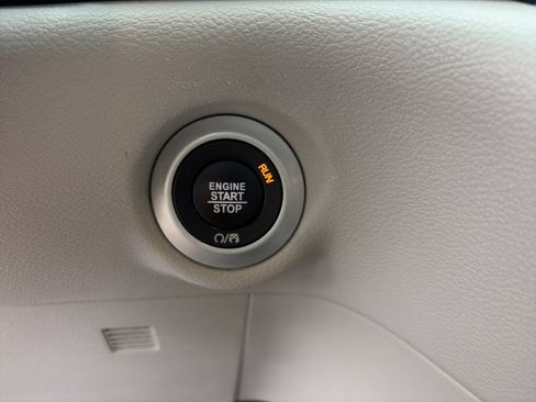 Used 2023 Chrysler Pacifica Touring-L FWD image 26