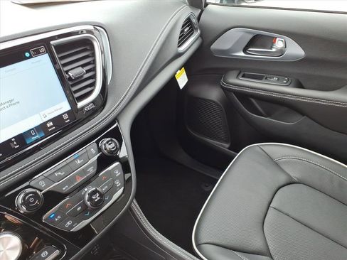 New 2026 Chrysler Pacifica Limited image 16
