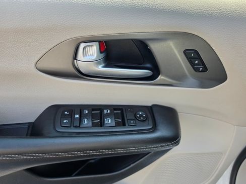 Used 2024 Chrysler Pacifica Touring-L FWD image 26