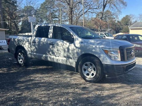 Used 2017 Nissan Titan S image 2