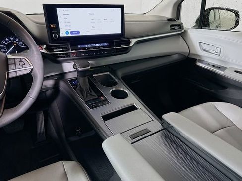 Used 2025 Toyota Sienna XLE image 25