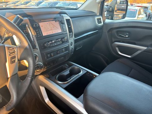 Used 2019 Nissan Titan SV w/ SV Convenience Package image 25