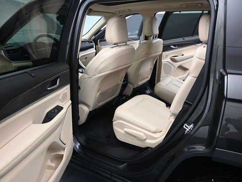 Used 2022 Jeep Grand Cherokee L Limited w/ Luxury Tech Group II AWD/4WD image 11
