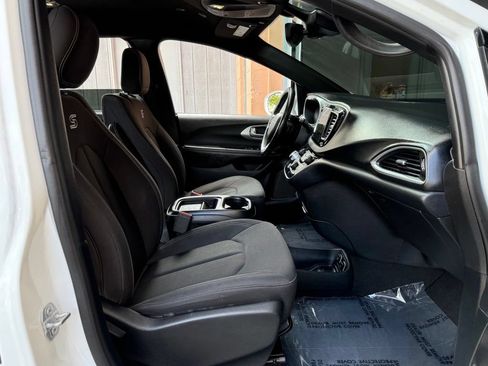 Used 2019 Chrysler Pacifica Touring Plus w/ Advanced Safetytec Group FWD image 23
