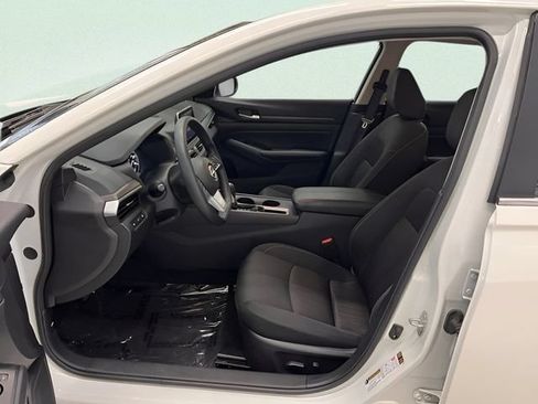 Used 2025 Nissan Altima 2.5 SV FWD image 14