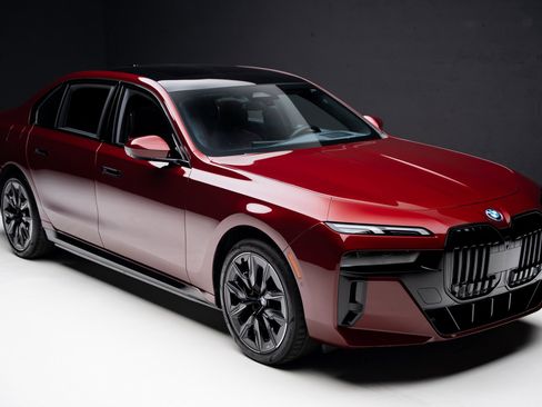 Used 2023 BMW i7 xDrive60 w/ Parking Assistance Package image 39