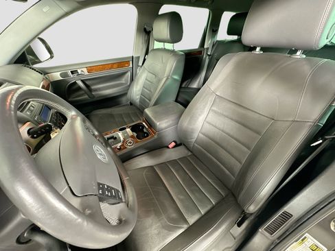 Used 2010 Volkswagen Touareg VR6 image 18