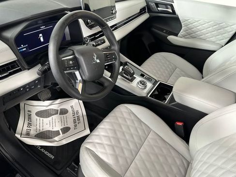 Used 2025 Mitsubishi Outlander 4WD Plug-In Hybrid image 24