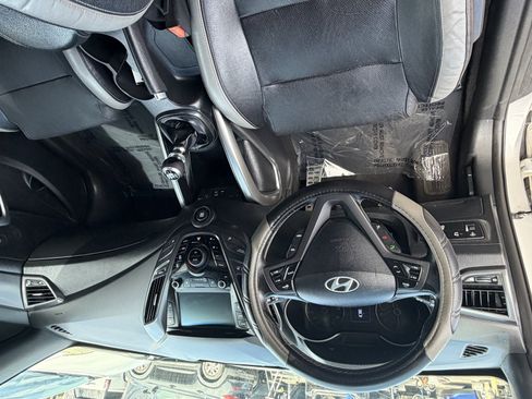 Used 2016 Hyundai Veloster Turbo w/ Option Group 04 FWD image 7