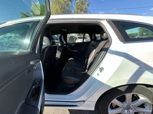 Used 2016 Volvo V60 T5 Platinum image 11