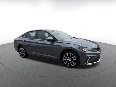 Used 2025 Volkswagen Jetta SE image 2