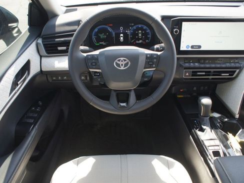 Used 2025 Toyota Camry XLE FWD image 5