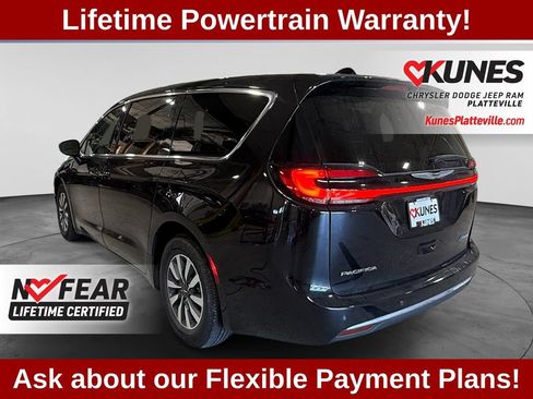 Used 2023 Chrysler Pacifica Touring-L FWD image 7