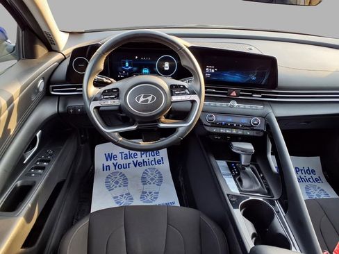 Used 2025 Hyundai Elantra SEL FWD image 4