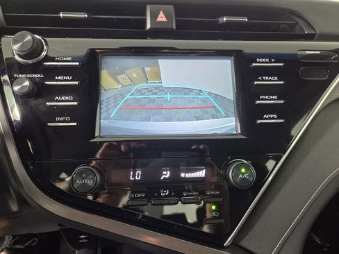 Used 2018 Toyota Camry SE FWD image 12