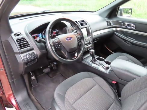Used 2018 Ford Explorer XLT w/ Equipment Group 201A AWD/4WD image 20