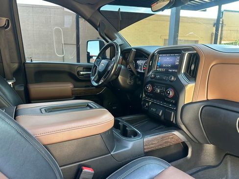 Used 2020 Chevrolet Silverado 2500 High Country image 11