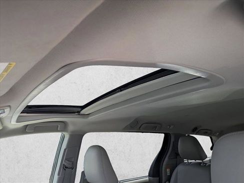 Used 2016 Toyota Sienna XLE w/ XLE Navigation Package image 15