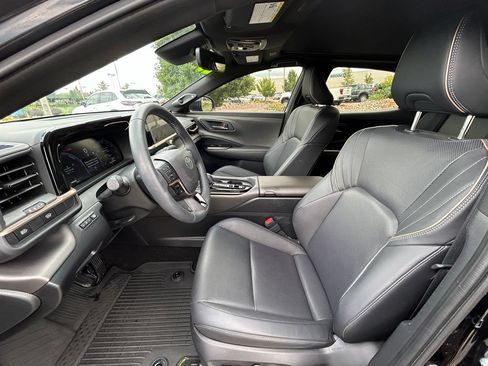 Used 2025 Toyota Crown AWD/4WD image 12