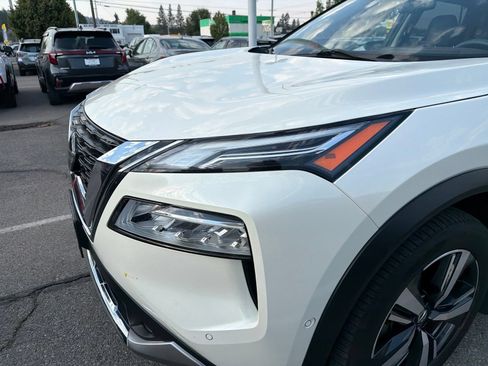 Used 2021 Nissan Rogue Platinum AWD/4WD image 2
