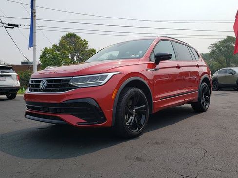 Used 2024 Volkswagen Tiguan SE R-Line AWD/4WD image 3