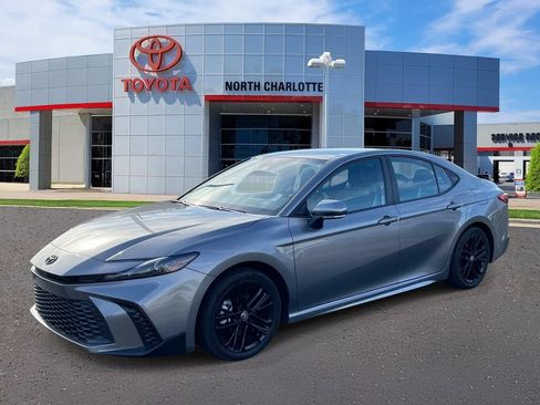 Used 2025 Toyota Camry SE w/ Convenience Package FWD image 5