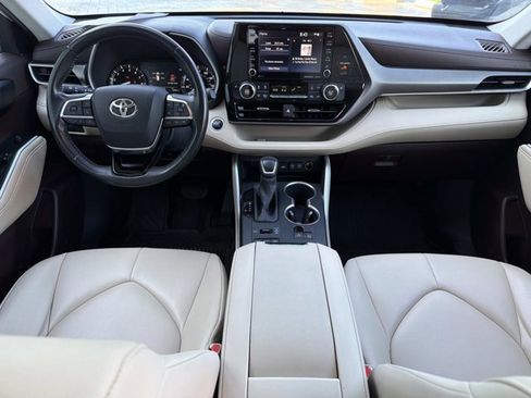 Used 2020 Toyota Highlander XLE AWD/4WD image 23