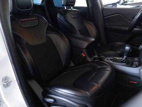 Used 2019 Jeep Cherokee Trailhawk w/ Cold Weather Group image 31