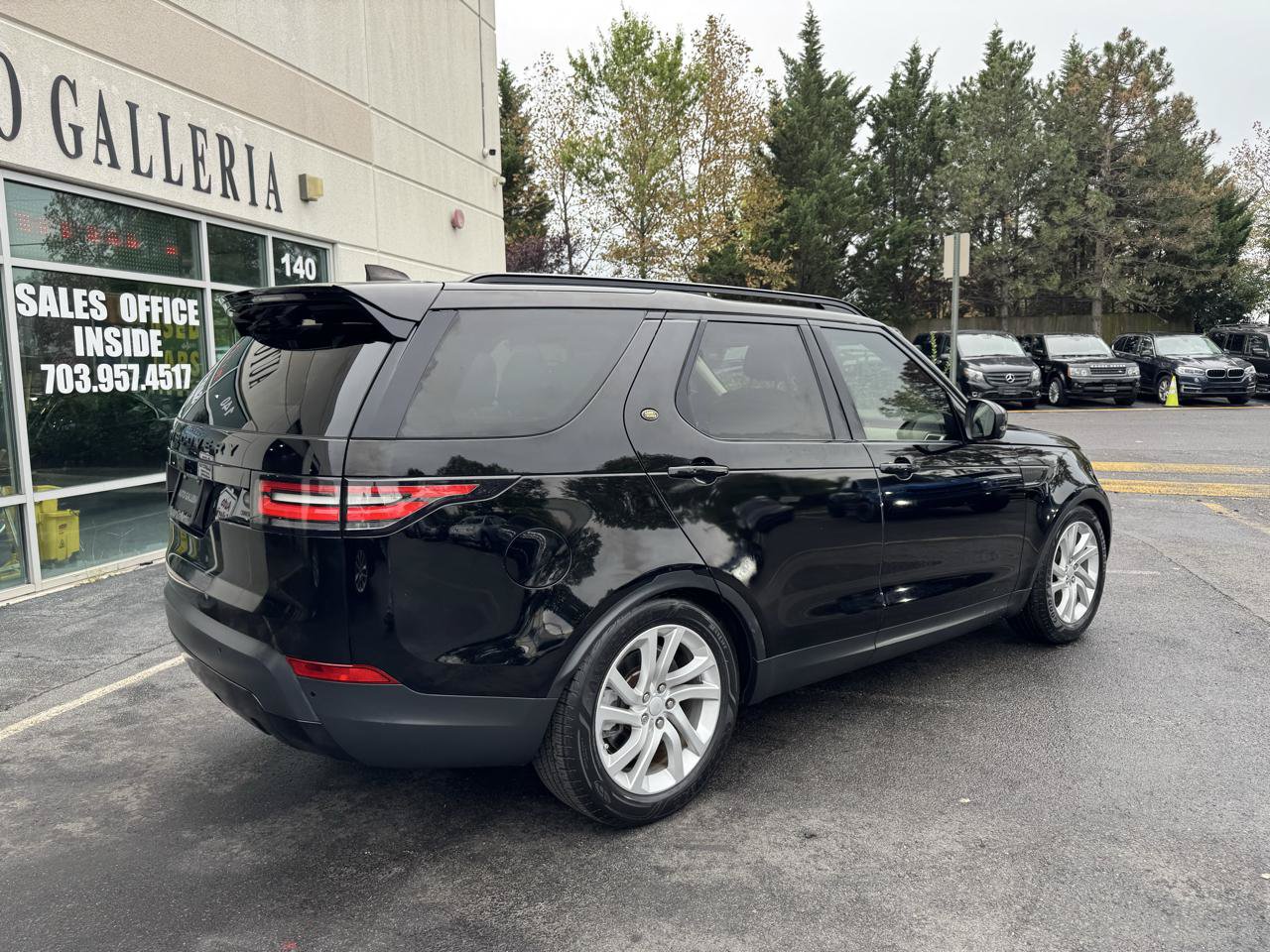 Used 2017 Land Rover Discovery HSE AWD/4WD image 4