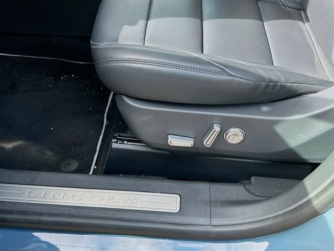 Used 2025 Lincoln Nautilus Premier image 16